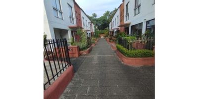 SE VENDE CASA EN CONJUNTO LA SELVA 8336666

SE VENDE: Casa en condominio sector central barrio la selva, en excelente estado, consta de sala comedor, estudio o sala de estar, cocina amplia, baño social, patio de ropas, tres habitaciones con closet, baño de habitaciones y baño en el cuarto principal, parqueadero cubierto, la unidad cuenta con piscina de adultos y niños, salón social, vigilancia 24/7, cerca de colegios, supermercados, zona comercial, parques, centros comerciales, fáciles rutas y vías de acceso. 8336666
