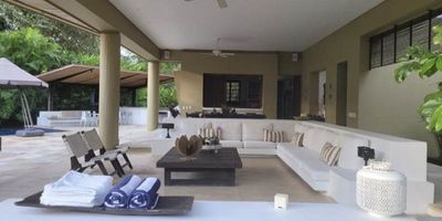 Casa ubicada en el exclusivo Conjunto Mesa de Yeguas en Anapoima., consta de 5 cuartos, 7 baños, sala y comedor abiertos, cocina, cuarto y baño de servicio, terraza,Piscina y jacuzzi. Rodeada de vegetación y con acceso al Club con 2 campos de golf, uno de 18 hoyos y otro de 9 hoyos, sede social, restaurante, hotel, comedor, piscina, cancha de volley ball y su Marina con Sky, kayak.
