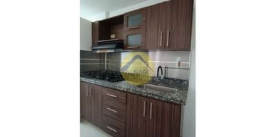 ¿Buscas un apartamento cómodo, bien ubicado y con todas las facilidades para tu día a día? Este inmueble en el Centro de Medellín, ubicado en la parte baja del barrio Boston, es una excelente opción para quienes desean vivir en una zona tranquila, con fácil acceso a universidades, centros médicos y comercio sin perder la comodidad de un hogar amplio y funcional.

Con 63 m² de área, el apartamento cuenta con dos habitaciones espaciosas, ideales para el descanso o para adaptar una como estudio u oficina. Dispone de dos baños en muy buen estado, una cocina integral moderna con red de gas domiciliaria y una zona de ropas independiente, práctica y cómoda para las labores del hogar.

El piso en cerámica aporta frescura y fácil mantenimiento, mientras que la distribución del espacio garantiza buena ventilación e iluminación natural, creando un ambiente cálido y acogedor. Además, el apartamento incluye un cuarto útil dentro de la propiedad, lo que brinda un excelente espacio de almacenamiento adicional, un valor agregado poco común en la zona.

Otro de sus grandes beneficios es su parqueadero privado #22 para carro, lo que aporta comodidad y seguridad para quienes buscan movilidad y facilidad de acceso.

Su ubicación es inmejorable: se encuentra a dos cuadras de la Universidad María Cano, a tres cuadras de la Clínica El Rosario y cerca del Colegio María Auxiliadora, en un entorno residencial tranquilo, bien comunicado y con una amplia oferta de transporte, supermercados y servicios.

Con un estrato 4, este apartamento combina perfectamente ubicación, comodidad y practicidad. Es ideal para familias, parejas o profesionales que buscan un hogar amplio, moderno y con excelente conectividad en el corazón de Medellín.
Código del inmueble: (C3210)
