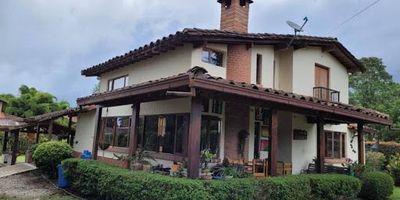 Hermosa casa campestre en renta, ubicaba a 2km del parque de La Ceja, dentro de un lote de 1.500mt2 y con una construcción en 2 niveles de 224mt2, cerca del casco urbano y de las intituciones educativas Salesianos y María Auxiliadora, a pocos metros de la iglesia de la cruz y zona comercial. Cuenta con 3 habitaciones, 4 baños, estudio o biblioteca, mezzanine al costado de la zona social, jardín interno bastante amplio, zona de ropas y zona para asados. La vivienda se renta sin muebles. Tiene parqueadero descubierto para varios autos y portón eléctrico.