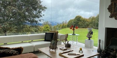 Espectacular casa de 2 niveles. En el segundo nivel, cuarto principal con terraza, baño con jacuzzi y tina. Hermosa vista hacia el conjunto y al valle de Sopo. En el primer nivel 3 cuartos espaciosos con baño cada uno, dos salas, estudio, comedor independiente, cocina semi abierta con tepanyaki. Terrazas y jardines hermosos. Cuarto y baño de servicio, 10 parqueaderos Lago junto al cual hay un taller de  pintura. El conjunto tiene sede con piscina y restaurante.18 hoyos de golf.