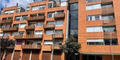 Exclusivo apartamento en Santa Barbara Occidental , zona Norte de Bogota. 162 mt2 de elegancia y confort en la mejor zona residencial.

 

Descubre este magnífico apartamento que redefine el concepto de hogar moderno en el prestigioso sector de Santa Bárbara Occidental. Con 162 metros cuadrados de espacios inteligentemente distribuidos, este inmueble ofrece una experiencia de vida única en el corazón del norte bogotano.

Con espacios generosos ,este apartamento de 3 habitaciones y 4 baños ha sido diseñado pensando en el confort y la funcionalidad. La amplia sala se integra armoniosamente con el comedor, que cuenta con salida directa a uno de los balcones con capacidad para mesa y dos sillas creando un ambiente perfecto para el entretenimiento y la vida familiar.

La cocina abierta con mesón de mármol se convierte en el corazón del hogar, ideal para quienes disfrutan de la gastronomía y la vida social. Su diseño moderno y materiales de primera calidad garantizan tanto funcionalidad como elegancia.

El estar de habitaciones con balcón y vista panorámica a los cerros orientales . Adicional cuenta con un estudio o sala de TV que se adapta perfectamente a las necesidades del trabajo remoto o entretenimiento familiar.

Este apartamento ha sido diseñado para maximizar la entrada de luz natural durante todo el día. Con orientación privilegiada, disfrutarás de luz solar tanto en las mañanas como en las tardes, creando ambientes cálidos y acogedores que realzan la belleza de los elegantes pisos en madera.

Ademas cuenta con


 2 parqueaderos en primer piso (con opción de adquirir un tercero)
 Zona de lavandería completamente equipada con instalaciones eléctricas y de gas
 Depósito privado con puerta de madera y llave propia


Este apartamento incluye un paquete tecnológico excepcional:


 Sistema de alarma integrado
 Cámaras de seguridad
 Chimenea a gas con control remoto para ambientes acogedores
 Cerradura inteligente con acceso por huella dactilar