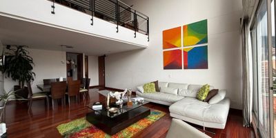 Exclusivo apartamento dúplex con vista panorámica en el corazón de la ciudad. Cuenta con 3 amplias habitaciones, 5 baños, ambiente sofisticado y acabados de lujo. Dispone de 3 garajes independientes y 2 depósitos. Ubicado en un conjunto residencial con completas zonas comunes: piscina, canchas deportivas y áreas sociales. A pocos pasos de los mejores supermercados y centros comerciales. ¡Una joya inmobiliaria para quienes buscan confort, ubicación. ¡Haz de este lugar tu nuevo hogar!