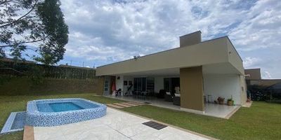 Casa para la Venta en condina campestre Area del lote 1.800mt2, construido 283mt2, 4 habitaciones, 5 baños.
