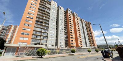 Apartamento en venta de 100m2, con vista exterior, ubicado en un piso 16 , acceso por ascensor, parqueadero propio cubierto y depósito . Consta de 3 habitaciones, 2 baños, sala comedor, cocina integral, estudio y zona de lavandería. Tiene piso laminado en habitaciones y zona social y cerámico en baños y cocina. El Conjunto cuenta con juegos infantiles, gimnasio, sala de juntas, salón de eventos, zonas verdes y vigilancia privada las 24 horas. Cerca a centro comercial Punto 170 y Centro Comercial Arizona; cerca a almacenes de cadena como Olimpica, Ara, Alkosto y D1; cerca a colegio Santiago Alberione, Colombo Brighton y Colegio San Tarsicio; cerca al Teatro Mayor Julio Mario Santodomingo; cerca a Paraderos del SITP; Vías de acceso por la calle 169B y carrera 65.
