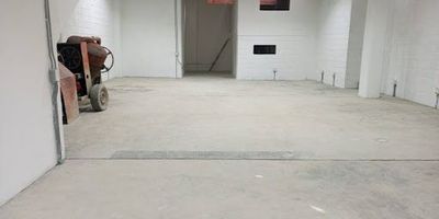 se arrienda local , bodega , en via principal de enciso , propiedad puede ser destinada para suoermercados ,gym , etc cumple con todos los permisos , 215 metros cuadrado .. cuenta con cuarto util, baño cocineta ,vestier, mezzanine ,ubicado en excelente punto en via principal  para mas in llamar 3127614303