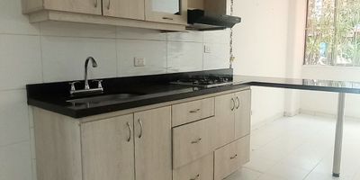 Descubre este encantador apartaestudio ubicado en el tradicional y bien conectado sector de Buenos Aires, Medellín. Con 46 m², este inmueble ofrece un ambiente acogedor y funcional, ideal para quienes buscan comodidad y estilo en un solo lugar.
Cuenta con una amplia habitación, baño completo y parqueadero, además de una distribución moderna que aprovecha cada rincón al máximo. Su entorno tranquilo y su cercanía a vías principales te brindan fácil acceso a todo lo que necesitas.
¡Haz de este lugar tu nuevo hogar y disfruta la experiencia de vivir en Buenos Aires!

¡City Raíz busca su tranquilidad! Cod 19875
Contáctanos por WhatsApp al 310 840 1461 o llamándonos al 604 411 7372
www.cityraiz.com