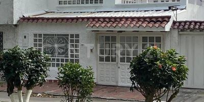 En venta casa barrio castilla, zona residencial, con una espectacular vista hacia zonas verdes, un lugar tranquilo, esta casa es de 2 pisos con un espectacular balcón, 4 habitaciones, 4 baños, un estudio una sala comedor amplia, cocina integral, cuarto de san alejo o cuarto de servicio, zona de lavandería, ven y visítanos