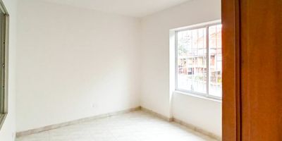 ¡Encuentra tu próximo hogar en el sector de Calasanz! Este apartamento, con un área aproximada de 74 metros cuadrados, está diseñado para tu comodidad. Disfruta de una acogedora sala comedor, dos alcobas amplias, cada una con su respectivo closet, y una moderna cocina integral. Además, cuenta con dos baños cabinados, un patio y un elegante piso en cerámica que le da un toque especial a cada espacio. Valor comercial $ 3.500.000