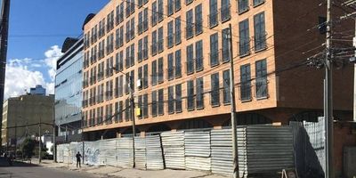 Oportunidad única de inversión. Art Hotel y Condominios es el primer Condominio Hotel de la región, un innovador edificio de uso mixto en obra gris que fusiona el confort de un hotel cinco estrellas con la exclusividad de un condominio residencial. Diseñado para quienes buscan un nuevo estilo de vida basado en el diseño, la cultura, la ecología y la salud, este proyecto cuenta con apartamentos de diferentes áreas, una zona hotelera con múltiples habitaciones, 149 parqueaderos y dos amplios espacios ideales para un salón de convenciones. Se escuchan propuestas ya sea para invertir, desarrollar o adquirir el proyecto en su estado actual y formar parte de un concepto que redefine la experiencia urbana y el bienestar moderno.