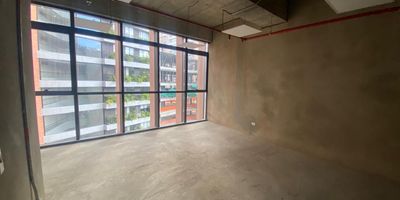 Oficina para arriendo en edificio empresarial. Ubicación estratégica en ambiente campestre, con fácil acceso desde vía principal, cerca a restaurantes y servicios complementarios del sector, Piso en cemento, 1 espacio, cableado de red, aire acondiconado central y parqueadero cubierto. Edificio con ascensor, vigilancia y portería 24 horas, citófono, circuito cerrado de TV, bahía de parqueo, auditorio, baños comunales, y parking visitantes con costo.inmuebles sujetos a verificacion de disponibilidad
