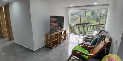 Código: 5815  12° Piso en edificación de 17 pisos. Acceso al inmueble: Directo a la vía y escalas. Alcobas con puertas, baños cabinados en vidrio, calentador a gas, con cubierta y extractor.