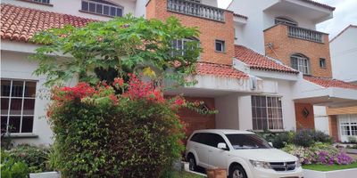 Cod:951FR5784 Disfruta de la comodidad y el encanto de vivir en el Conjunto Residencial , ubicado en el prestigioso sector Villa Santos. Esta hermosa casa ofrece espacios amplios, modernos y bien distribuidos, ideales para el confort familiar.

Cuenta con tres habitaciones, dos baños, sala y comedor independientes, cocina integral totalmente equipada, zona de labores, balcón y terraza privada. Los acabados son contemporáneos y cada espacio está diseñado para brindar calidez y funcionalidad.

El conjunto ofrece piscina, salón social, parque infantil, zonas verdes y vigilancia 24 horas, garantizando seguridad y un ambiente tranquilo.

Perfecta para quienes buscan una vivienda en una zona residencial exclusiva, cercana a centros comerciales, colegios y vías principales.
Una excelente oportunidad para disfrutar del norte de Barranquilla con todo el confort que mereces. ?✨
