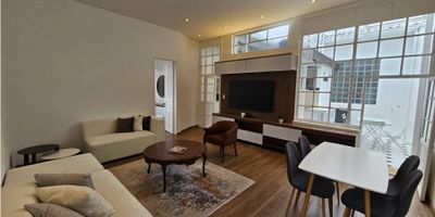 Se Arrienda hermoso apartamento de aproximadamente 90mts2;

Cuenta con amplia sala-comedor, cocina integral con estufa de inducción, horno y campana extractora, zona de ropas, patio con techo corredizo, excelente iluminación natural; una habitación con closet, un espacio para estudio u otra habitación, y un baño con división en vidrio, pisos laminados y puerta con chapa de seguridad; recien remodelado. se arrienda amoblado o sin amoblar.

Con un moderno diseño, sin perder la esencia y el encanto que brinda su construcción por ser una de las primeras casas de teusaquillo y patrimonio arquitectónico, juntos lo convierten en un espacio acogedor para ti y los tuyos, con una zona social amplia e iluminada ideal para reuniones en familia.  Lo mejor es que está ubicado en una de las mejores zonas a pocos minutos de la iglesia santa Clara, centros de salud, restaurantes y sitios de interés, con vías de acceso y transporte como la carrera 17 y calle 34. 
