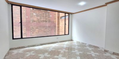 Lindo apartamento de vista interior, ubicado en Segundo piso con buena iluminación natural, de 31 M2, cuenta con sala comedor, una alcoba con closet, pisos en cerámica, un baño, cocina integral con estufa eléctrica, ducha eléctrica y depósito tipo locker. El edificio cuenta con vigilancia 24/7, citofonía virtual y ascensor. Cerca a Avenida Carrera Séptima, Éxito exprés y Universidad de la Salle.