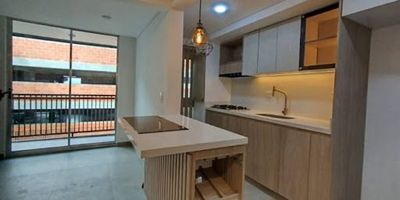 Apartamento en arrendamiento, Rionegro, sector el porvenir. Con una amplia área construida de 54 M2, este apartamento cuenta con un diseño moderno y funcional, que incluye 2 acogedoras alcobas y con 2 baños totalmente terminados, uno de ellos en la habitación principal, para mayor privacidad y comodidad. En cuanto a su ubicación, este inmueble cuenta con una excelente conexión al transporte público cercano, así como a colegios y universidades de la ciudad. Para aquellos amantes del ejercicio, el edificio cuenta con un gimnasio equipado, perfecto para mantenerse en forma sin salir de casa. No pierdas esta oportunidad de vivir en un lugar privilegiado de Rionegro, con todas las comodidades y servicios al alcance de tu mano. Contáctanos y agenda una visita para conocer más sobre este espectacular apartamento. ¡No te arrepentirás!