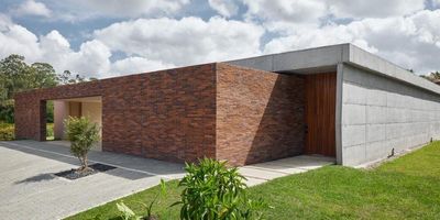 Hermosa y cómoda casa disponible para arriendo en Rionegro, ubicada en exclusivo sector de Llanogrande. La casa cuenta con un área total de 2400m2 y construidos son 480m2, cuenta con sala comedor, comedor auxiliar, cocina integral, baño social, 4 habitaciones, 5 baños, Vestier, persianas eléctricas, cuarto de lavado, sala auxiliar, hall, parqueadero doble, cuarto útil, tanque de agua lluvia para sistema de riego, amplias zonas verdes, turco y BBQ,  cuenta con portería y cámaras de seguridad 24 horas, excelente ubicación, zona tranquila y de fácil acceso. Ideal para vivir!