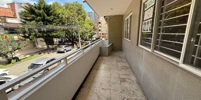 Se  arrienda casa tradicional en segundo piso distribuida de la siguiente manera.
En su entrada nos encontramos con el parqueadero privado cubierto y las escaleras de acceso para el segundo piso.
Encontrándonos con espacios amplios e iluminados, sala, comedor, 4 habitaciones, una de ellas con vestier amplio e independiente, 2 baños completos y alcoba del servicio con baño, cocina sencilla, zona de ropas y balcón.
Escalas de acceso a una terraza amplia a la cual se le puede dar la utilidad deseada.
Cerca al estadio Atanasio Girardot, cuarta brigada, centro comercial obelisco, avenida 80, centro comercial el diamante, entidades bancarias, restaurantes, tiendas D1 entre otros.