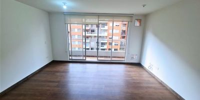 En Puerta Parque Residencial Puerta del Sol, Mosquera, vive con comodidad y estilo en este apartamento de 61 m² ubicado en el cuarto piso, con ascensor y agradable vista externa. La sala comedor amplia se integra a una cocina integral con barra tipo americana que invita a compartir, y el balcón suma aire y luz a tu día a día. Dispone de tres habitaciones, dos baños, uno privado en la habitación principal y una práctica zona de ropas. Incluye parqueadero propio. El conjunto eleva tu calidad de vida con piscina, zona BBQ, canchas múltiples, gimnasio, parque infantil y amplias zonas verdes. Un hogar funcional y bien ubicado, listo para que lo hagas tuyo. Agenda tu visita. Cod 951-0514