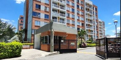 Este apartamento ubicado en el barrio Paseo del Puente de Piedecuesta combina elegancia, comodidad y una excelente ubicación. Con 63 m², dispone de 3 habitaciones, 2 baños, cocina tipo americana y un balcón ideal para disfrutar la vista y el clima cálido de la zona.

El conjunto cerrado ofrece todo lo que necesitas para vivir con bienestar: piscina, gimnasio, sauna, turco, jacuzzi, zona BBQ, juegos infantiles, salón social y vigilancia 24 h. Además, tendrás parqueadero cubierto y fácil acceso a vías principales, rutas de transporte, parques y colegios cercanos.