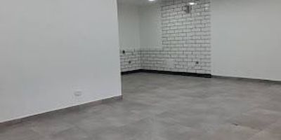 Local de 38 m² con excelente iluminación natural y piso en baldosa, ideal para emprender tu negocio. Cuenta con espacio para cocina, luz trifásica y punto de gas, perfectos para uso comercial o gastronómico. Incluye 1 baño y está ubicado en una zona residencial y empresarial , cerca de universidades, colegios y transporte público. ¡Una oportunidad ideal para tu próximo proyecto!