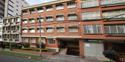 Oficina para arriendo en Chapinero, sector empresarial y estratégico, cerca de la Carrera Séptima, Carrera 13 y Calle 63, con buena conectividad, bancos, restaurantes y transporte público. Es un área de alta demanda especialmente de empresas de servicios, consultorías, salud y tecnología. Cuenta con un amplio espacio, modulación en madera, ascensor, baños comunales, cableado estructurado. La cuota de administracion incluye el servicio de agua. Tiene opción de parqueadero cubierto por valor de $ 150.000 adicionales