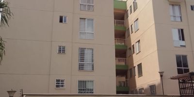 Arriende este cómodo apartamento de 70 m² en El Refugio, Cali. Este inmueble cuenta con sala comedor, cocina integral, tres habitaciones y dos baños. Disfrute de un balcón y zona de oficios, además de un parqueadero propio. Ubicado en el estrato 4 de Valle del Cauca, es una excelente opción para vivir en la ciudad. Con 25 años de antigüedad, el apartamento ofrece espacios funcionales. Para más información o visitar este apartamento en arriendo en Cali, puede usar WhatsApp, quiero que me contacten o ver teléfonos.