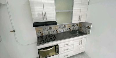 Arrienda con confianza tu nuevo hogar en el barrio Cristóbal.

Presentamos un amplio y confortable apartamento con una excelente ubicación, perfecto para quienes valoran la comodidad, el espacio y la cercanía a todo lo que necesitan.

 

Este inmueble cuenta con 7 habitaciones, 2 baños cabinados, cocina integral con red de gas y piso en cerámica, brindando funcionalidad y un ambiente acogedor para toda la familia. Con un área aproximada de 130 m² y ubicado en estrato 4, disfrutarás de un entorno residencial tranquilo y bien conectado.

 

A solo unas cuadras de la cancha del barrio Cristóbal, este apartamento te ofrece fácil acceso a rutas de transporte público, vías principales y zonas comerciales. Además, tendrás cerca supermercados como tiendas D1, colegios y todo lo necesario para tu día a día.

 

El proceso de arrendamiento con nosotros es 100 % virtual, sencillo y sin costo, respaldado por la aseguradora El Libertador, lo que te garantiza confianza y agilidad en cada paso.

 

Este apartamento es ideal para familias que buscan amplitud, seguridad y una excelente ubicación.

Agenda tu cita hoy mismo y descubre tu próximo hogar en barrio Cristóbal.
CODIGO R16742

 

 
