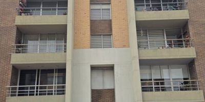 Hermoso apartamento en venta en Funza, Cundinamarca, con un diseno moderno y espacios bien distribuidos. Cuenta con un area de 69 M2, tres habitaciones amplias con excelente iluminacion natural, dos banos completos y un acogedor balcon con vista interior. La cocina es integral, funcional y con buenos acabados. Dispone de un parqueadero al aire libre. El conjunto residencial ofrece excelentes zonas comunes: piscina, gimnasio, zona BBQ, parque infantil, salon social y lobby. Su entorno es tranquilo, ideal para familias o quienes buscan una inversion segura. Administracion de $265.000 y predial de $260.000. El edificio fue construido en 2018 y se encuentra en muy buen estado de conservacion. Estrato 3. Un lugar que combina comodidad, seguridad y bienestar, con un ambiente agradable y moderno que brinda todo lo necesario para disfrutar de una vida comoda y con calidad.