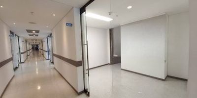 Se arrienda local comercial en torre médica en Rionegro – Antioquia.
Local de 31 m², ideal para todo tipo de negocios relacionados con el sector salud, como consultorios médicos, odontológicos, servicios estéticos, terapéuticos o de bienestar.
El espacio cuenta con un baño privado, un consultorio independiente y área de recepción, ofreciendo comodidad y funcionalidad para la atención de pacientes.
Ubicado en una zona estratégica y de alto flujo de personas, rodeado de EPS, IPS, laboratorios, farmacias y cajeros electrónicos. El edificio dispone de excelentes vías de acceso, vigilancia permanente y transporte público cercano, en un entorno moderno, seguro y profesional. En el valor del canon ya va incluido la administración.