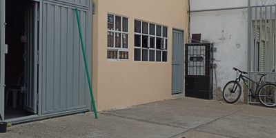 BODEGA CON OFICINAS EN PRIMER Y SEGUNDO PISO, TRES BAÑOS,COCINETA, BODEGA PEQUEÑA INTERNA, BUENOS ACABADOS