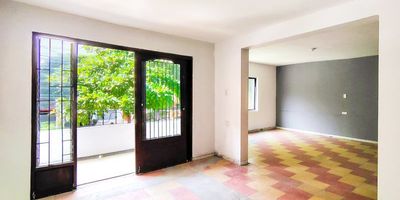 Se arrienda casa en Medellín, barrio Manila, El Poblado. Esta propiedad de 280 m², distribuida en un piso, cuenta con 4 habitaciones y 2 baños, siendo una opción versátil como vivienda o casa-local. Ofrece vigilancia, asegurando un ambiente seguro. Su ubicación en El Poblado es estratégica, con acceso a importantes servicios y zonas comerciales de Medellín, Antioquia. Ideal para quienes buscan un espacio amplio y funcional. Para conocer esta casa en arriendo o resolver dudas, contacte vía WhatsApp, Quiero que me contacten o Ver teléfonos.