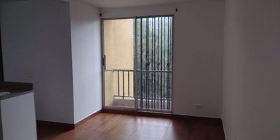 Apartamento en tercer piso, con 40 M², consta de sala-comedor, balcón, dos alcobas con closet, un baño, cocina semi integral a gas, zona de ropas con instalación de lavadora. El conjunto cuenta con portería, salón social, planta eléctrica, ascensor, piscina, zonas verdes y juegos infantiles, parqueadero comunitario.