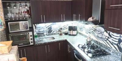 Casa en Venta en Bello Antioquia, con excelente ubicación cerca de la zona urbana, colegios y universidades. Con un área construida y privada de 117 M², ofrece espacios amplios y funcionales, ideales para toda la familia.

La propiedad cuenta con 3 alcobas, 1 baño completo, modernos acabados en cerámica, clósets y una cocina integral con gas domiciliario. Incluye zona de lavandería, balcón y patio, perfectos para disfrutar del aire libre.

Ubicada en una zona residencial y comercial en crecimiento, con fácil acceso a transporte público y áreas sociales para compartir. Una oportunidad ideal para invertir en un hogar cómodo y bien ubicado. ¡Contáctanos para agendar tu visita!

Recuerda que te ayudamos en todo el proceso de tu crédito hipotecario!
