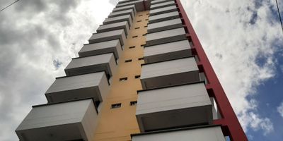 Aparta-estudio ubicado sobre la calle 38 con 18 Barrio Centro, cuenta con un área de 36 metros, consta de 1 habitación con closet, 1 baño remodelado, cocina remodelada, zona de ropas con calentador a gas. No cuenta con parqueadero. Edificio cuenta con ascensor, vigilancia 24 horas, parqueadero de visitantes, terraza, salón social.