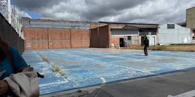 Venta de lote industrial y comercial, ubicado en un sector destacado de Bogota, sobre la avenida de las americas, cerca de las carreras 30 y 50 y calles 13 y 26. Cerca a la zona franca de Corferias, con buenas vias de acceso y trasporte, excelente oportunidad de inversión. 