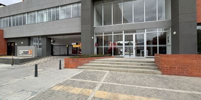 Descubre este espectacular apartamento en venta  moderno, completamente remodelado, es ideal para quienes buscan comodidad, funcionalidad y una excelente ubicación combina diseño contemporáneo con espacios bien distribuidos.
2 habitaciones con excelente iluminación natural1 baño completo Sala comedor acogedora Cocina abierta tipo americana Zona de lavandería independiente Acabados modernos y listos para estrenar Cod: 4941