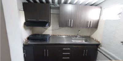 ¿Buscas un apartamento amplio, con excelente iluminación y ubicado en un sector tradicional de Medellín? Este inmueble en venta en el barrio Aranjuez, cerca del Confama de Aranjuez y la Escuela Tomás Carrasquilla, es una excelente opción para quienes valoran el espacio, la conexión con la ciudad y un ambiente residencial tranquilo.

Con 84.54 m², este apartamento ofrece una distribución cómoda que incluye 4 habitaciones, 2 baño funcional, una cocina semi-integral con buena ventilación y una zona de ropas con patio, ideal para mantener el orden y facilitar las tareas del hogar. Aunque no cuenta con closets, el espacio se presta para personalizar el almacenamiento según tus necesidades.

Destacan su balcón y ventanal, que aportan luz natural y ventilación cruzada, creando un ambiente fresco y agradable. Además, el inmueble cuenta con una terraza privada, perfecta para disfrutar al aire libre, ya sea como zona de descanso, para plantas o reuniones informales. El piso en baldosa es resistente y fácil de mantener, y la red de gas está instalada para mayor eficiencia en el consumo.

Ubicado en un estrato 2, es una alternativa asequible y bien conectada, cercana a instituciones educativas, centros de servicios, supermercados y transporte público.

Si buscas comodidad, amplitud y buena ubicación sin complicaciones, este apartamento puede ser tu próximo hogar.
 
