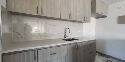 Tu nuevo hogar te espero en Bello 

 

Te ofrecemos un amplio y comodo apartamento en arriendo, perfecto para quienes buscan tranquilidad sin alejarse de la ciudad. Con una ubicación estratégica, cerca al centro comercial puerta del norte.

Este espacio es ideal para familias que desean comodidad, accesibilidad y calidad de vida.

 

Características destacadas: 

* 3 habitaciones amplias y acogedoras

* 2 baños cabinados, amplios y funcionales 

* Cocina semi integral, con red de gas, lista para preparar los mejores momentos con tu familia.

* Piso en cerámica , fácil de limpiar y mantener.

* Estrato 4, equilibrio perfecto entre calidad y economía

* Area de 88M2, amplios espacios para disfrutar.

 

Además cuenta con excelente acceso a rutas de transporte público, vías principales y zonas comerciales. A pocos minutos de tiendas D1 y otros comercios que facilitan tu día a día.

 

¿ Lo mejor ? El proceso con nosotros es 100 % virtual, rápido, sencillo y sin costo, de la mano de la aseguradora el libertador.

 

De dejes pasar está oportunidad.

Contactanos hoy mismo y agenda tu cita para conocer tu próximo hogar.