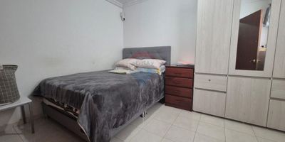 ID: 660681002-519

¡Gran oportunidad de inversión en Las Ferias Propiedad de 4 niveles con alta rentabilidad!
Si estás buscando una propiedad con excelente potencial de renta, ubicada en una zona tradicional, bien conectada y con alta demanda, esta es para ti.

Esta casa ideal para inversión conta de 8 apartamento tipo estudios cada uno cuenta con 4 ambientes, entre ellos sala comedor, una amplia habitación, un baño completo y un pequeño patio
La propiedad cuenta con amplios espacios iluminados, distribuidos en varias unidades habitacionales, lo que la hace perfecta para familias grandes o para quienes están interesados en obtener ingresos adicionales a través del alquiler. Impresionantes acabados y un diseño arquitectónico moderno aseguran que cada rincón de esta casa irradie distinción y confort.
? Ubicación: Barrio Las Ferias localidad de Engativá. Cerca de la Av. Boyacá, Calle 72 y rutas principales de transporte público. Zona con comercio, colegios, parques y alta demanda de vivienda.
Con mi experiencia en el mercado inmobiliario de Bogotá, especialmente en zonas como Las Ferias, Santa Rosa y Álamos, puedo ayudarte a analizar esta propiedad no solo como una compra, sino como una inversión rentable y sostenible.
