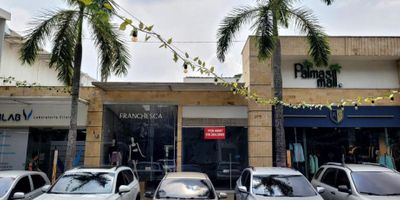 Ubicado en uno de los centros comerciales más exclusivos del sur de Cali, este moderno local ofrece una excelente vitrina comercial dentro de Palmas Mall, un punto estratégico con alto flujo peatonal y vehicular, rodeado de marcas reconocidas, clínicas y boutiques de alto nivel.
Área aproximada: 55 m² distribuidos en dos niveles.

Fachada en vidrio que brinda gran visibilidad y luminosidad natural.

Piso en porcelanato y madera laminada, en excelente estado.

Iluminación tipo vitrina y lámparas decorativas.

Aire acondicionado instalado.

Escalera interna de caracol que comunica ambos niveles.

Espacio ideal para boutique, showroom, oficina o local de servicios especializados.

 Ubicación privilegiada:
Dentro del reconocido Palmas Mall, junto a marcas como Synlab y Royal Closet, con parqueaderos disponibles para visitantes y entorno seguro y elegante