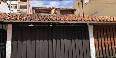 Casa ubicada en Santa Bárbara, sector residencial pero con fácil acceso a vía principales, cerca de Unicentro y a calles comerciales y restaurantes. Oportunidad para remodelar, con jardín sala comedor baño social, amplia cocina, patio de ropas cuarto y baño de servicio. Y en el segundo piso, 3 alcobas 2 baños y hall de alcobas como para estar de Tv.