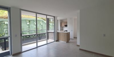 Este apartamento, ubicado en una zona privilegiada, ofrece un estilo de vida moderno y confortable. Su diseno inteligente y distribucion funcional lo hacen ideal para quienes buscan comodidad. Al ingresar, se encuentra un ambiente luminoso y acogedor, con un espacio abierto que conecta la sala de estar y la cocina, perfecto para el entretenimiento. Grandes ventanales permiten que la luz natural ilumine el interior, creando una atmosfera alegre. 
Cabe resaltar que el apartamento es para  estrenar y tiene  certificacion auto sostenible con iluminacion Led en toda su area.
Contactanos para mas informacion!