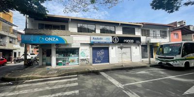 Local reformado en segundo piso con excelente iluminacion natural y ubicacion privilegiada sobre la Carrera 76 en Belen, zona muy comercial y con alta afluencia peatonal y vehicular ideal para oficinas, consultorios, academias o negocios que busquen visibilidad y facil acceso Dale visibilidad a tu negocio, contactanos y agenda tu visita!