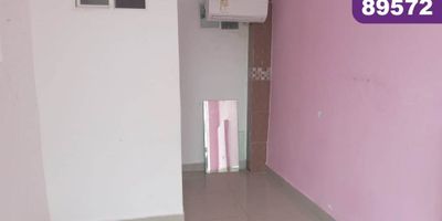 Local comercial en arriendo con 20 m2, ubicada en el sector de Porvenir al norte de la Ciudad de Barranquilla, sector con alta actividad económica, cerca de bancos, almacenes de cadena, hoteles, restaurantes, otros centros empresariales y comerciales; zona de alto flujo vehicular y personas, facilidad de acceso y transporte público. El Local cuenta con excelentes acabados, iluminación, 1 baño, 1 aire acondicionado, terraza al aire libre, acceso 24/7