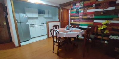 ? Apartaestudio en Arriendo en Palermo, Manizales

Este acogedor apartaestudio es ideal para quienes buscan comodidad y accesibilidad en una de las mejores zonas de Manizales. Perfecto para una persona o pareja que desee un espacio moderno y funcional.

? Espacio y Funcionalidad: Con 44 m², el apartaestudio cuenta con 1 habitación con clóset, un baño completo y una cocina semi integral. Su distribución es perfecta para maximizar cada rincón del hogar.

? Comodidades del Apartaestudio: Disfruta de gas domiciliario, suelo en cerámica/mármol y una zona de lavandería independiente, lo que garantiza una vida práctica y confortable. 

? Ubicación Estratégica: Situado en un estrato 5, en una zona comercial y residencial, el apartaestudio está sobre una vía principal con fácil acceso a transporte público, centros comerciales, colegios y universidades. Todo lo que necesitas está a tu alcance.

? Seguridad y Acceso: El edificio cuenta con portería y vigilancia, ofreciendo tranquilidad y seguridad a los residentes.

¡No pierdas esta oportunidad de vivir en Palermo, uno de los sectores más cotizados de Manizales! Contáctanos para más información y agenda una visita.


