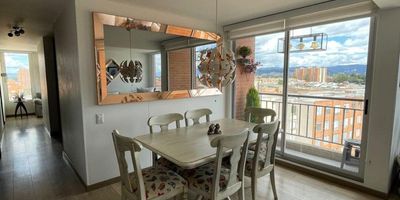 Vive la experiencia en este exclusivo apartamento esquinero Ubicado en Gran granada, este apartamento ofrece un diseño moderno y elegante, con amplios espacios y una distribución que maximiza cada rincón. Su ubicación esquinera garantiza una entrada de luz natural, creando ambientes cálidos y acogedores durante todo el día. La joya de este hogar es su espectacular vista panorámica inigualable, todo desde la comodidad de tu hogar. Cada habitación está pensada para ofrecer confort y privacidad, ideal para quienes buscan tranquilidad, 80 metros de espacio QUE INCLUYE ESTUDIO Y VESTIER bien distribuido. Vista panorámica desde todas las áreas principales. Diseño moderno con acabados de alta calidad. Amplias ventanas que permiten una excelente circulación de aire y luz natural. Este apartamento es ideal para quienes buscan un estilo de vida único, con comodidad y una vista que nunca dejarás de admirar. Dos parqueaderos sencillos cubiertos.