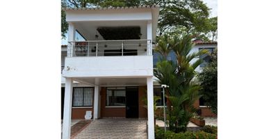 //PRECIO NEGICABLE// 

Hermosa casa en conjunto cerrado, ubicada en una zona residencial tranquila y de alta valorización sobre la vía Puerto López. Su diseño ofrece amplitud, iluminación natural y excelentes acabados, ideal para familias que buscan comodidad y un entorno seguro.

Características:
Área construida: 168,47 m² // Área de terreno: 73 m² // 3 habitaciones // 3 baños // Garaje cubierto // Balcón // Jacuzzi // Cocina integral con mesón en mármol // Zona de lavandería // Pisos en cerámica // Puertas en madera // Cielo raso en drywall y PVC

Distribución:
1er piso: Garaje cubierto, sala, comedor, sala star, baño social, cocina integral, zona de lavandería.
2do piso: Tres habitaciones (una con baño privado y jacuzzi), baño social, balcón.

Características del conjunto:
Conjunto cerrado // Piscina comunal // Quiosco social // Portería y vigilancia // Zonas verdes // Excelente acceso desde la vía principal.
 
