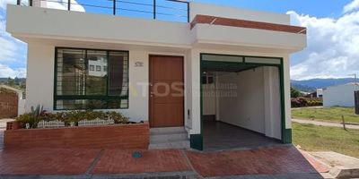 Atos Inmobiliaria presenta hermosa casa de un piso con licencia para construcción de un segundo nivel, ideal para quienes buscan comodidad y proyección a futuro.
Cuenta con tres amplias habitaciones, dos baños modernos, acogedora sala comedor, y una cocina integral con isla que se convierte en el centro perfecto para compartir en familia. Dispone además de patio de ropas, parqueadero y sótano, ofreciendo espacios funcionales y bien distribuidos.

Una excelente opción para vivir o invertir, en una propiedad con gran potencial de valorización.
