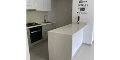 Apartaestudio en Arriendo – Ciudad Jardín, BarranquillaApartaestudio de 48 m², dos ambientes, ubicado en un sector residencial y tranquilo de alta valorización.Características del inmueble:1 habitación1 bañoBalcónCortinas instaladasParqueadero asignadoEstrato 4Zonas comunes del conjunto:PiscinaSalón socialExcelente ubicación en Ciudad Jardín, cerca de parques, restaurantes, universidades y principales vías de acceso. Ideal para persona sola o pareja que busca comodidad y buena ubicación.